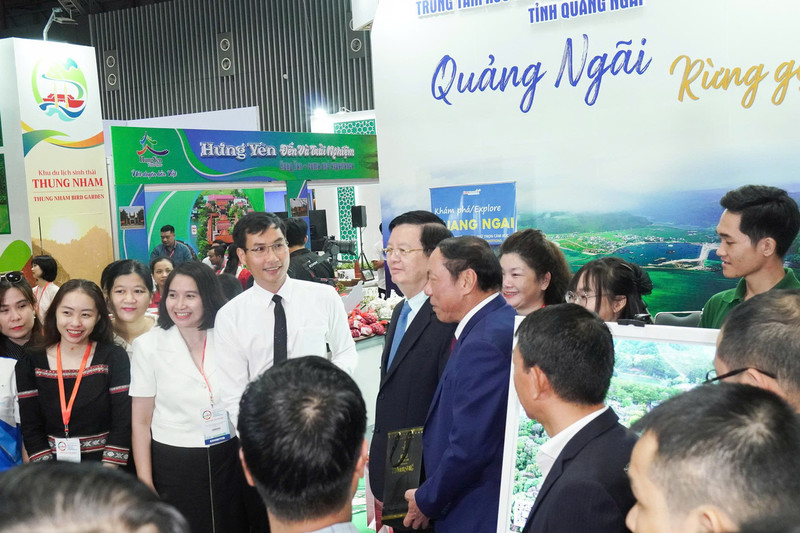 Đại biểu tham quan và giao lưu tại gian hàng tỉnh Quảng Ngãi và Sâm Ngọc Linh Tu Mơ Rông. Ảnh: Bích Huyền
