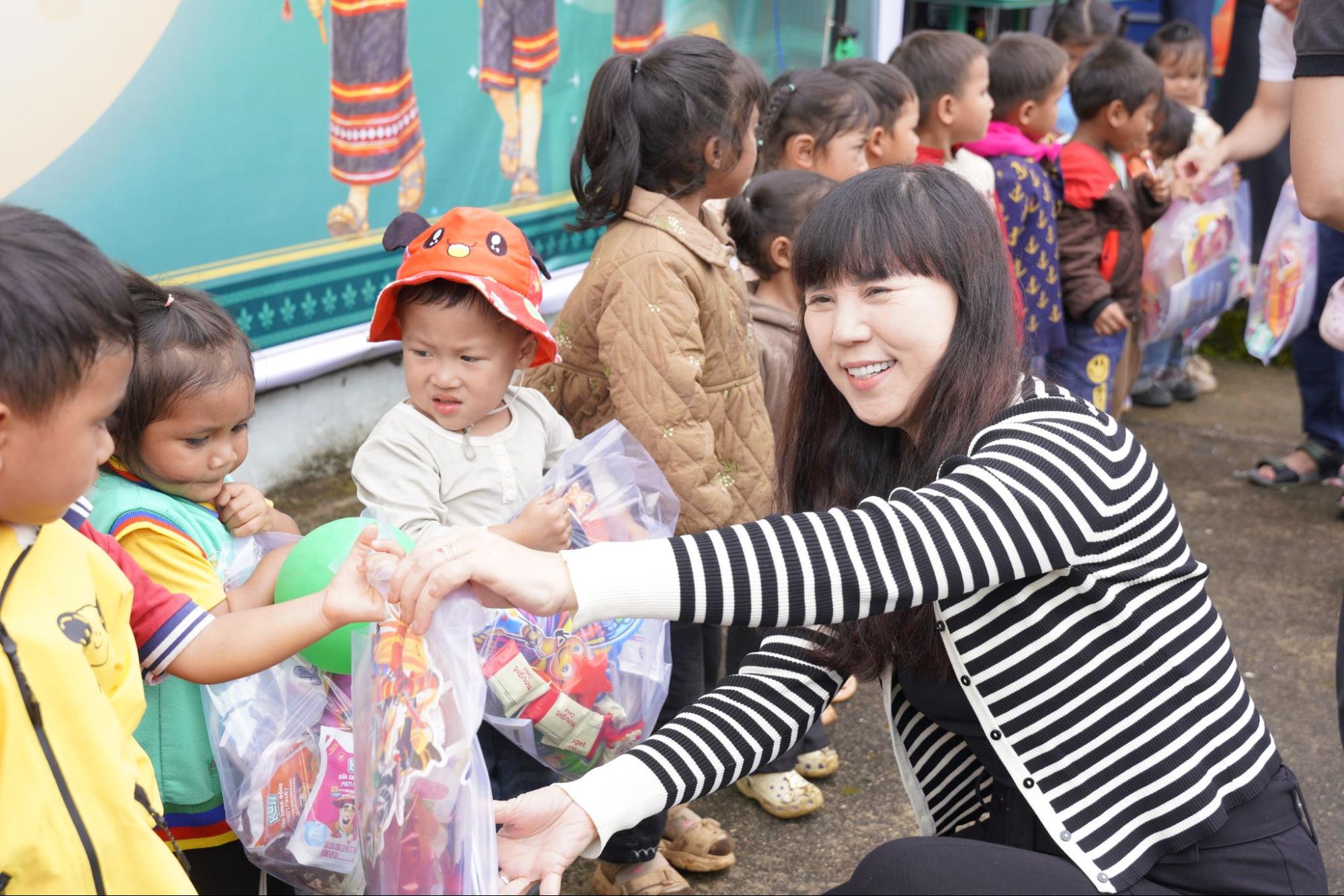 Rước Trăng Lên Bản 
