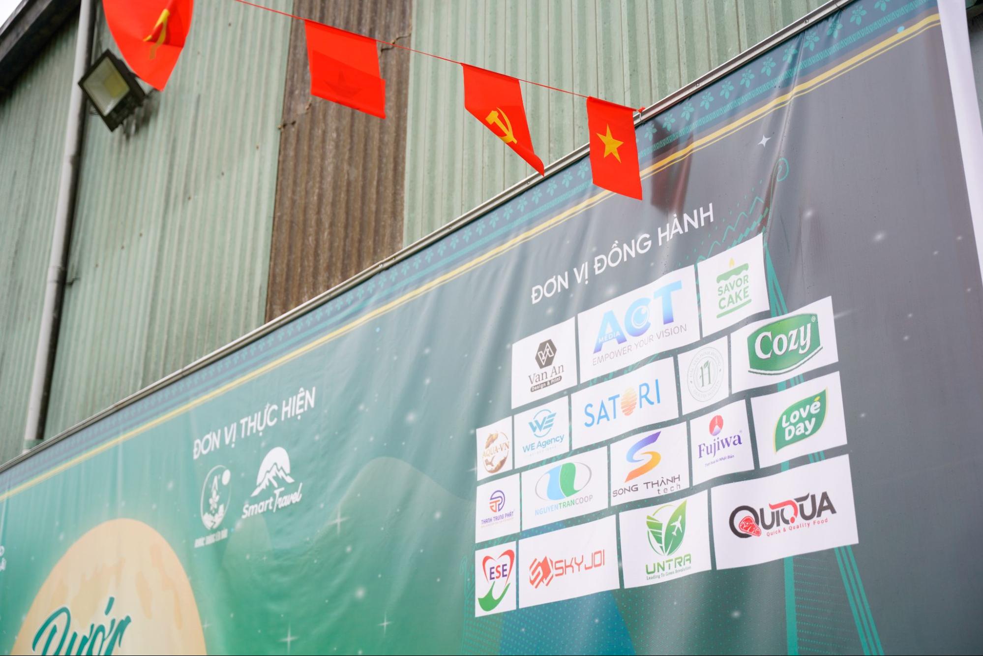 Rước Trăng Lên Bản 
