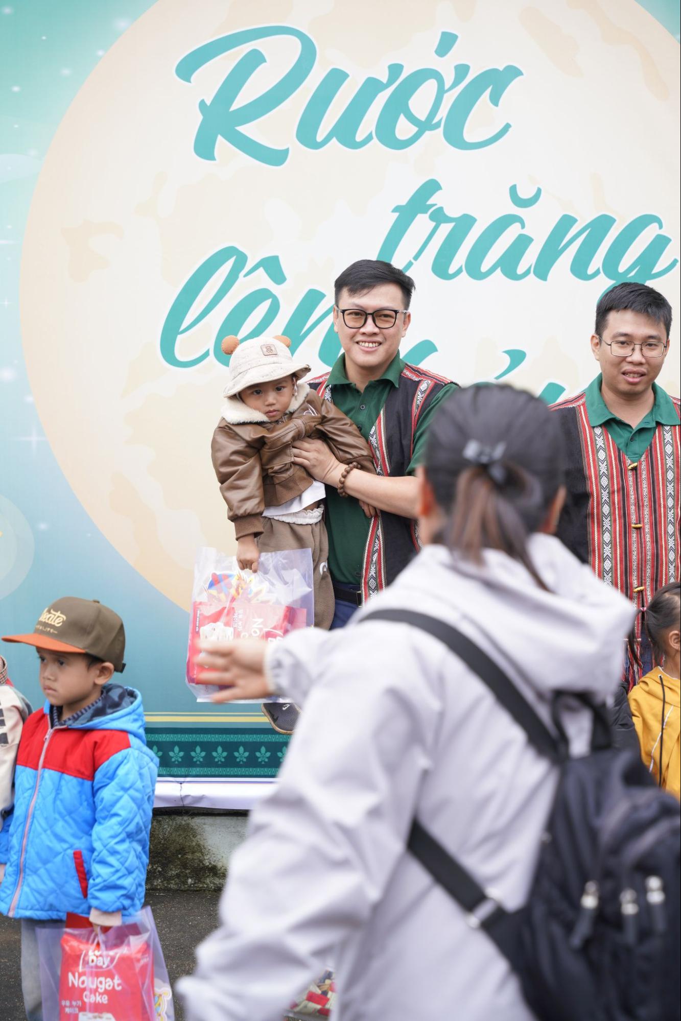 Rước Trăng Lên Bản 